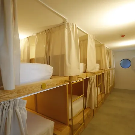 אכסניה Aktion House *